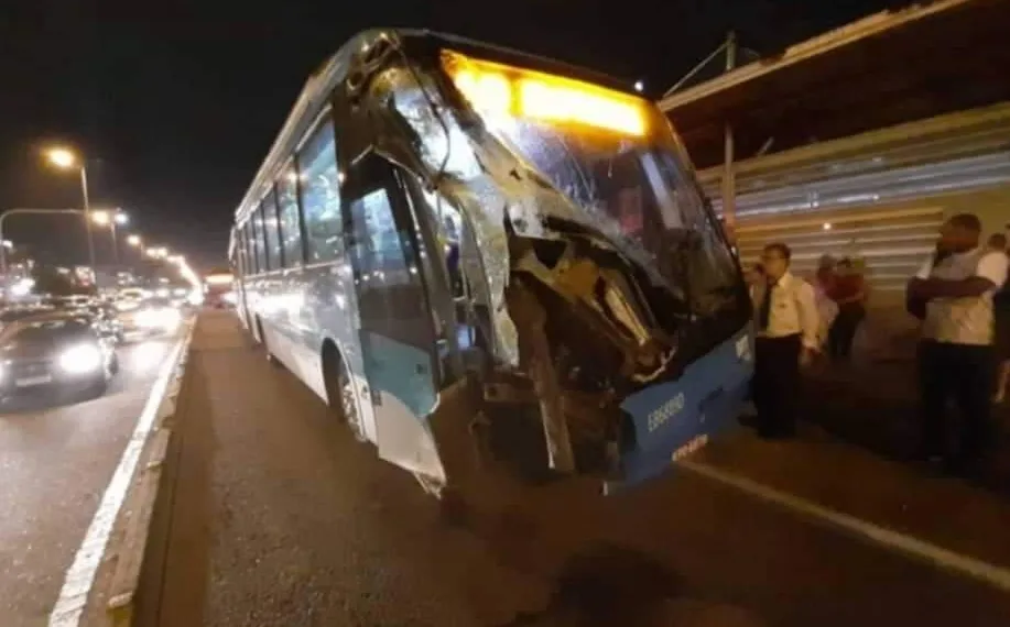 Ônibus do BRT colidem na zona oeste