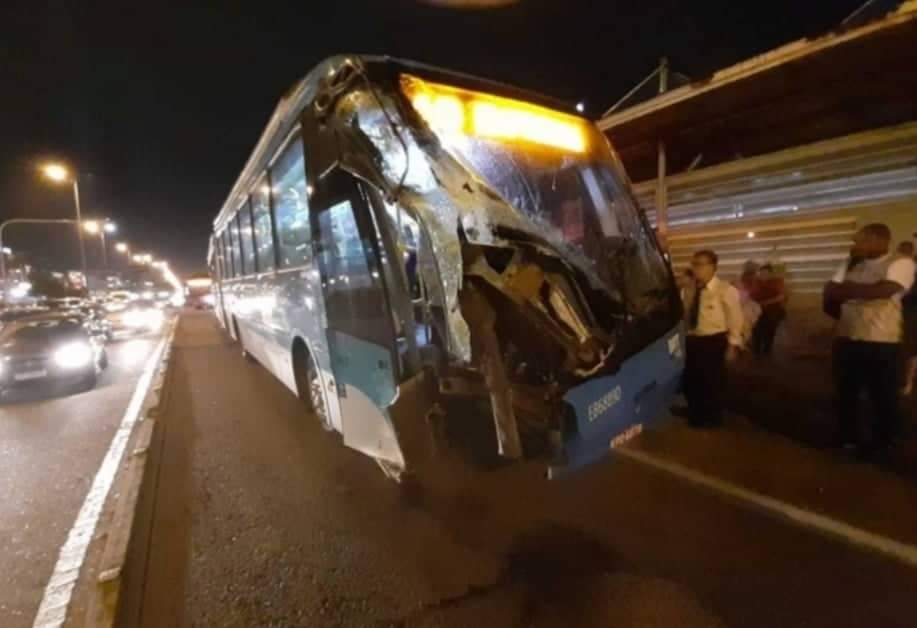 Ônibus do BRT colidem na zona oeste