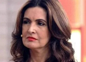 FATIMA BERNARDES PROVANDO O PRÓPRIA VENENO?