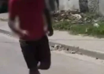 Homem agride a mãe e acaba ganhando ‘corretivo’ de traficantes no RJ