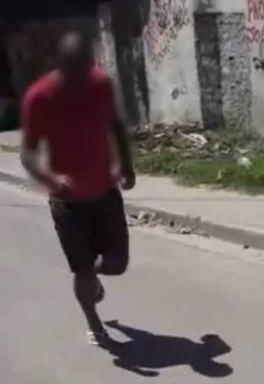 Homem agride a mãe e acaba ganhando ‘corretivo’ de traficantes no RJ