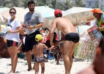 Criança perdida na praia? Coloque-a nos ombros e peça que todos batam palmas