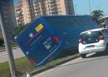 Onibus  cai em vala e motorista fica ferido na zona oeste