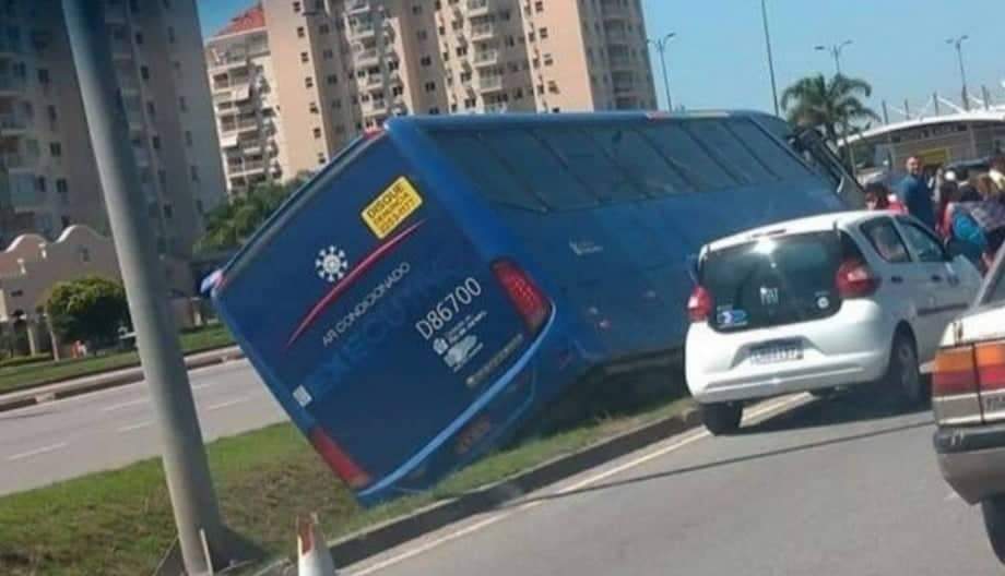 Onibus  cai em vala e motorista fica ferido na zona oeste
