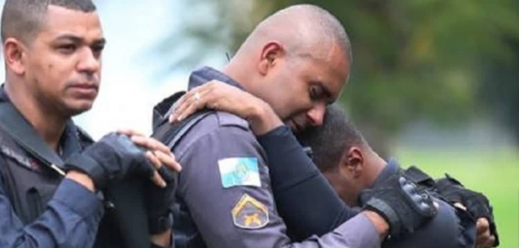 Policiais vão para guerra, choram, morrem… mas a sociedade não se indigna