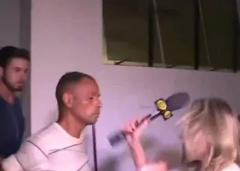 Homem que matou e estuprou mulherv cospe em repórter em saída de delegacia
