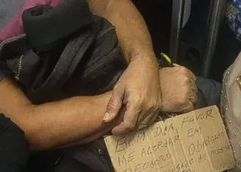 Passageiro com ‘plaquinha’ pedindo para ser acordado na estação Deodoro viraliza