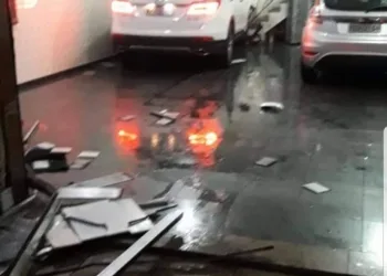 JOGADOR DO CORINTHIANS BEBADO ATROPELA E FERE PEDESTRE( VIDEO)