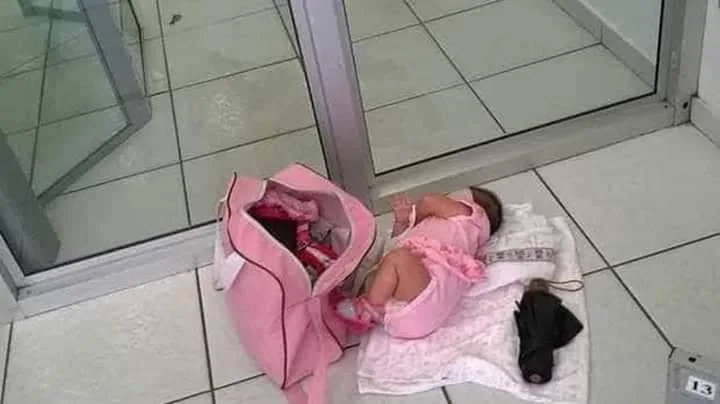 Barrada em porta giratória, mãe põe bebê no chão para entrar em banco.