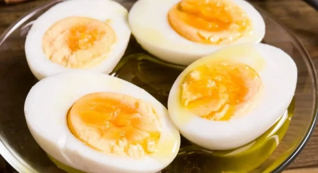 Comer um ovo antes de beber e outro no dia seguinte evita ressaca, diz nutricionista