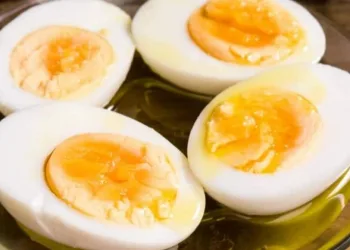 Comer um ovo antes de beber e outro no dia seguinte evita ressaca, diz nutricionista