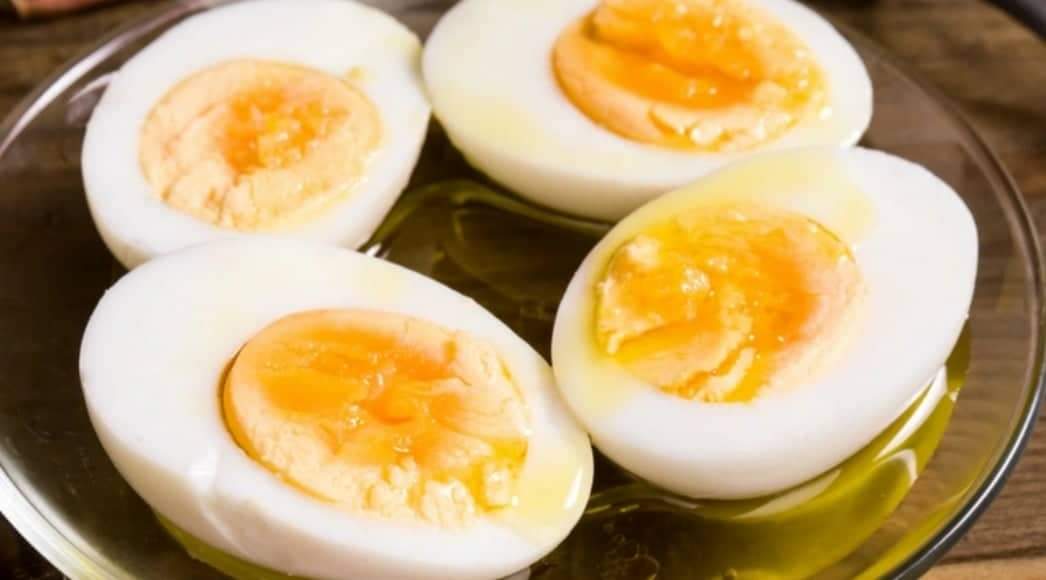 Comer um ovo antes de beber e outro no dia seguinte evita ressaca, diz nutricionista