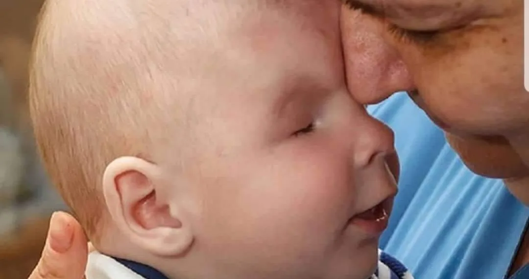 Mãe entrega bebê que nasceu sem