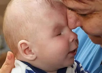 Mãe entrega bebê que nasceu sem