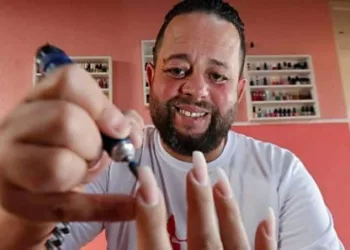 Ex-vigilante vence depressão como manicuro e faz sucesso entre as clientes