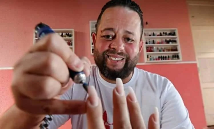 Ex-vigilante vence depressão como manicuro e faz sucesso entre as clientes