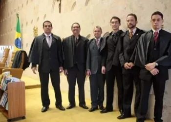 Eles ganham R$12 mil por mês para guardar as capas e puxar as cadeiras para os Ministros do STF