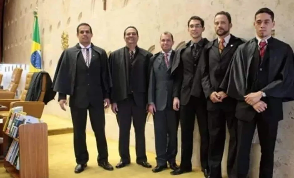 Eles ganham R$12 mil por mês para guardar as capas e puxar as cadeiras para os Ministros do STF