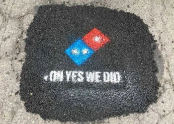 REDE DE PIZZARIAS TAPA BURACOS NAS RUAS PARA COMIDA NÃO ESTRAGAR NO CAMINHO