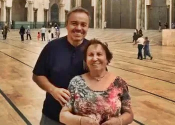 Vídeo: Dona Maria do Céu, aos 90 anos, precisa ser amparada no velório do filho Gugu