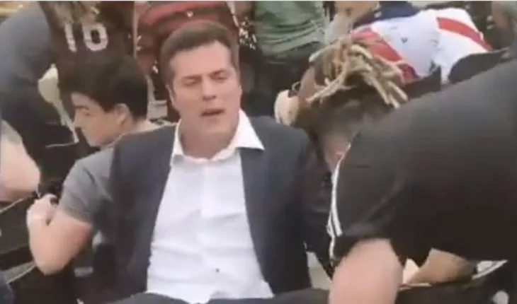 Ex goleiro Júlio César quase morre de emoção ao ver a virada do Flamengo e precisa ser amparado