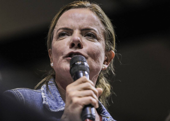 Gleisi Hoffmann é reeleita para a presidência do PT