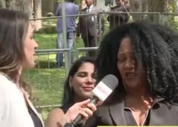 Fã de Gugu comete gafe e manda beijo para Sônia Abrão ao vivo na Globo