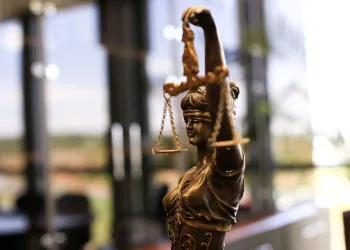 Mãe que matou filho por homofobia é condenada a 25 anos de prisão