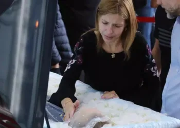 Esposa de Gugu se desespera em velório e mostra o poder do amor dos dois; é comovente