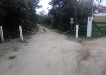Corpo de bebê é encontrado enrolado em lençol com marcas de sangue