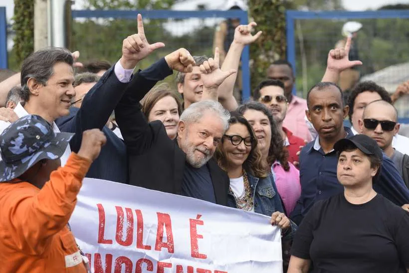 Em discurso, Lula ataca MPF e agradece militância