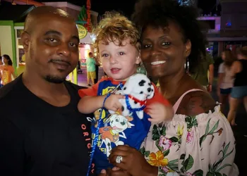 Vocês roubaram este bebê’: família sofre preconceito diário por ter adotado bebê branco