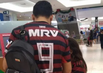 Tio vascaíno veste a camisa do Flamengo para torcer com sobrinho que perdeu o pai