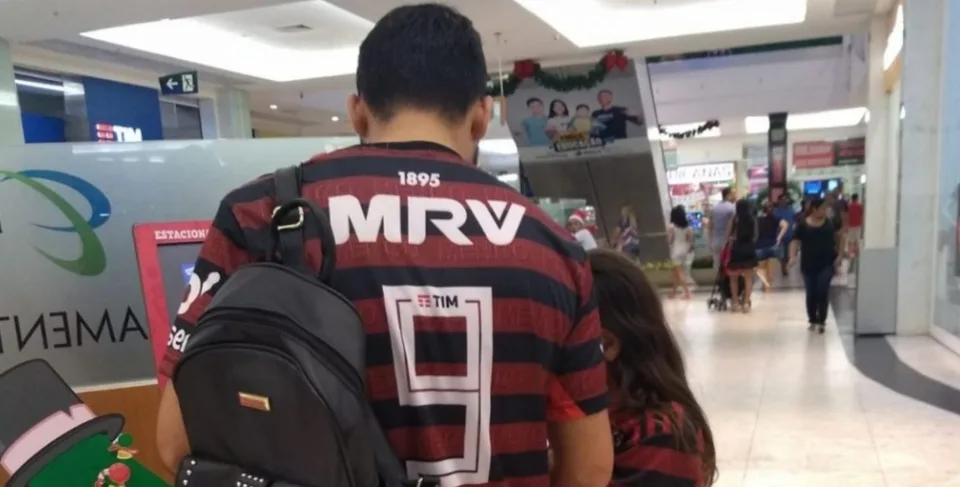 Tio vascaíno veste a camisa do Flamengo para torcer com sobrinho que perdeu o pai
