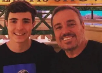 Filho de Gugu é amparado na porta do hospital; a esposa do apresentador também passou mal