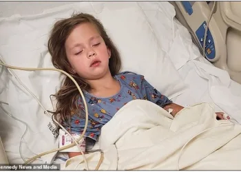 Menina de 5 anos cai com escova de dente na boca e deixa pai desesperado