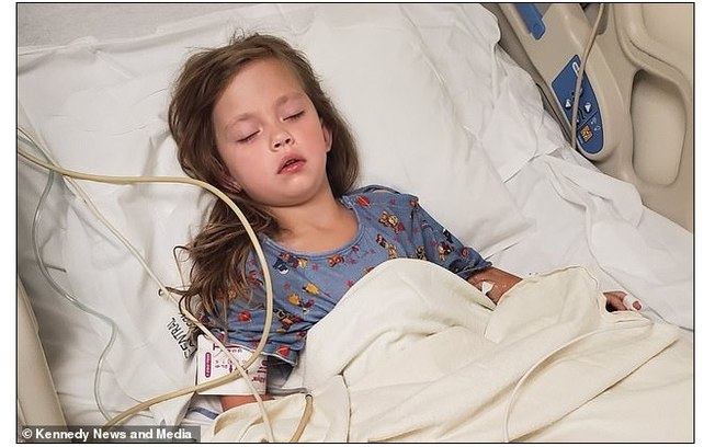 Menina de 5 anos cai com escova de dente na boca e deixa pai desesperado