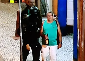 Refém é liberado no RJ e sai com garrafa de cerveja do bar