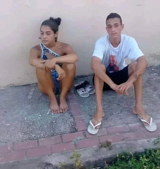 CASAL É LINCHADO POR TRAFICANTES POR MALTRATAR OS FILHOS