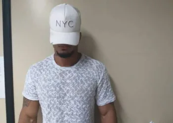 RAPAZ FAZ PROGRAMA COM CASAL GAY, NÃO É PAGO, DÁ QUEIXA, E AINDA É PRESO.