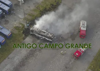 Ônibus pega fogo em garagem de ônibus na Zona Oeste