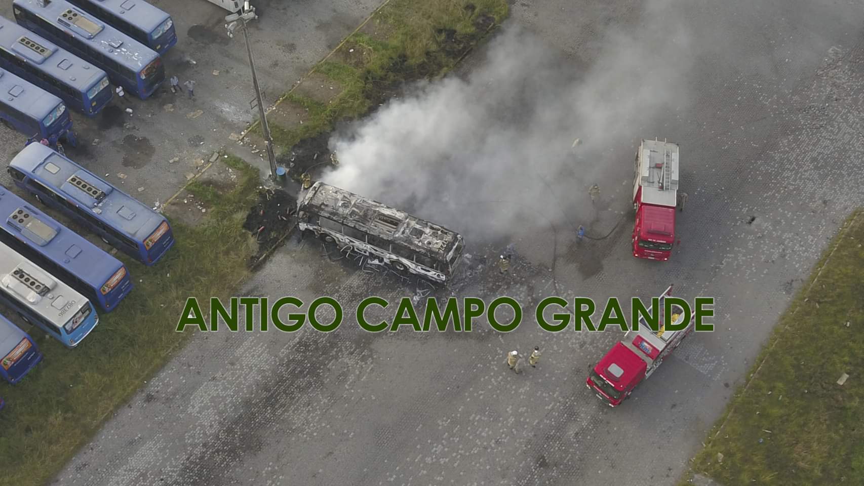 Ônibus pega fogo em garagem de ônibus na Zona Oeste