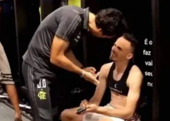 JOGADOR DO FLAMENGO LIMPA O CU COM A TOALHA