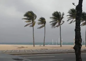 Chegada de frente fria provoca ventos de até 74 km/h no Rio