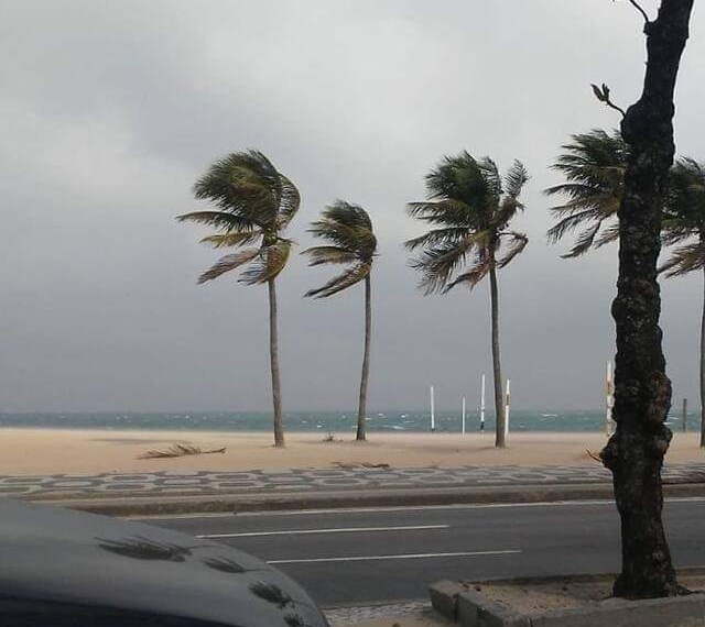 Chegada de frente fria provoca ventos de até 74 km/h no Rio