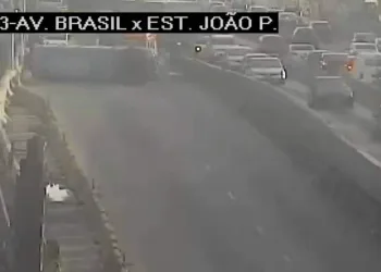 SEIS PESSOAS FICAM FERIDAS APÓS MICRO-ÔNIBUS TOMBAR NA AVENIDA BRASIL