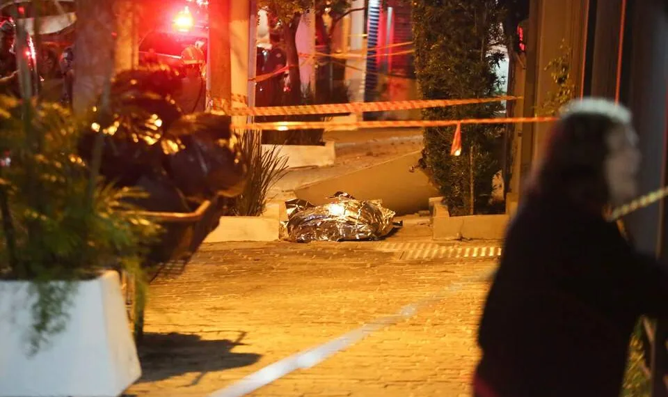 Estudante de 18 anos morre após queda de marquise