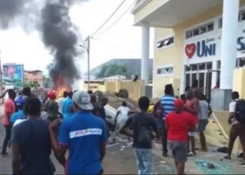 Povo se revolta e põe fogo em templos da Universal; morte é confirmada