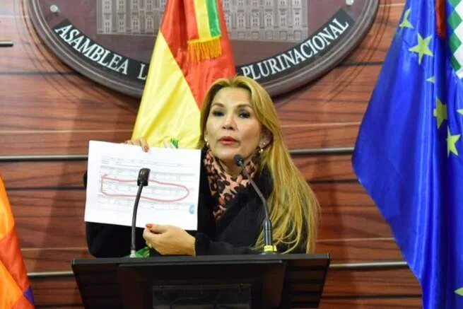 Ânimos seguem acirrados na Bolívia mesmo com presidente interina