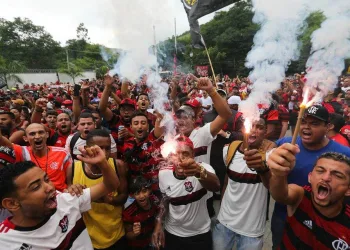 Torcida lota CT para se despedir do elenco do Fla antes da final